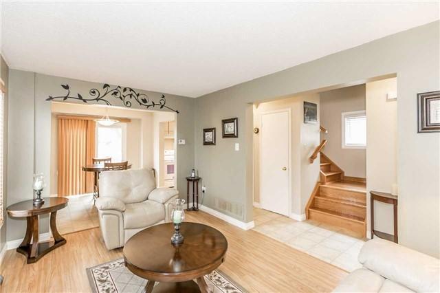 210 Kozlov St, House detached with 3 bedrooms, 2 bathrooms and 2 parking in Barrie ON | Image 9