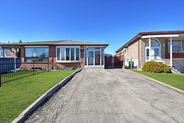 1001 Blairholm Ave, House semidetached with 3 bedrooms, 2 bathrooms and 4 parking in Mississauga ON | Image 1
