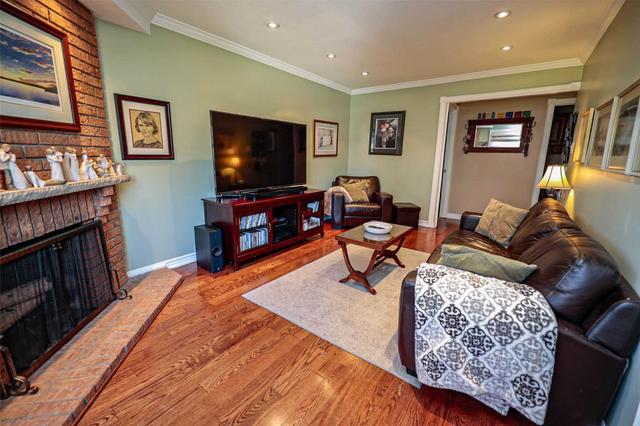 21 Madelaine Cres, House detached with 4 bedrooms, 3 bathrooms and 8 parking in Brampton ON | Image 10