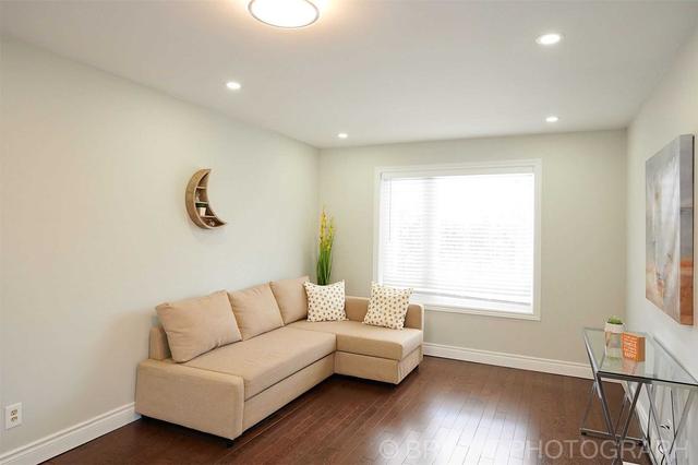 29 Hobart Dr, House detached with 4 bedrooms, 4 bathrooms and 2 parking in Toronto ON | Image 3