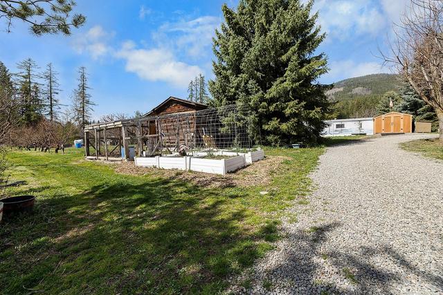 2813 Highway 3, House detached with 3 bedrooms, 2 bathrooms and null parking in Central Kootenay B BC | Image 25