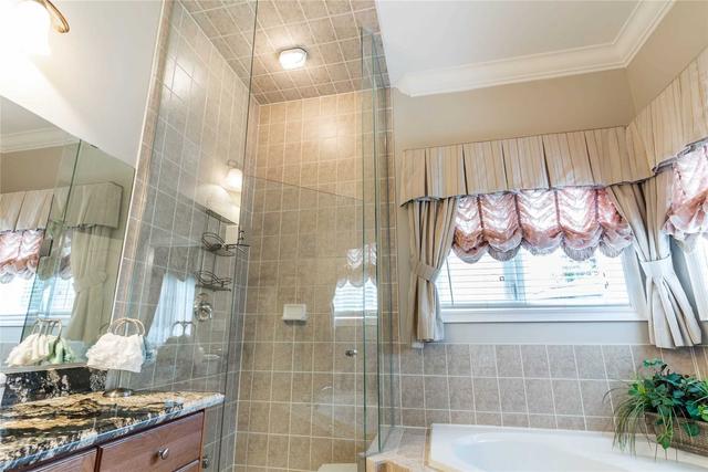 36 Mount Royal Circ, House detached with 3 bedrooms, 4 bathrooms and 6 parking in Brampton ON | Image 11