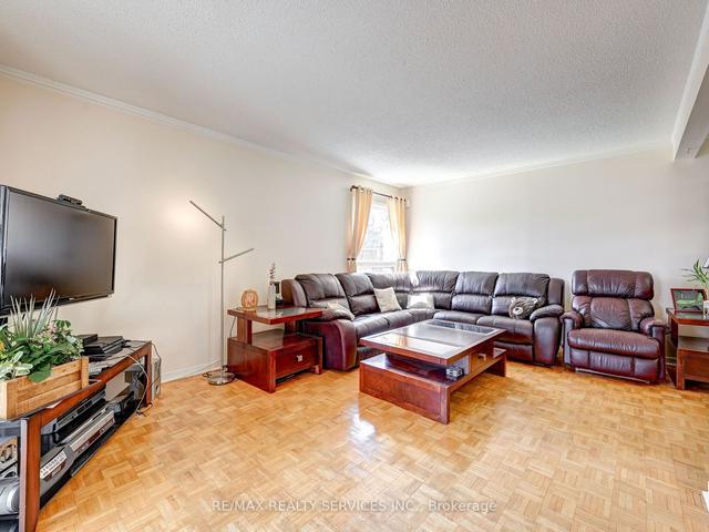 25 Moffatt Crt, House detached with 3 bedrooms, 2 bathrooms and 4 parking in Toronto ON | Image 35
