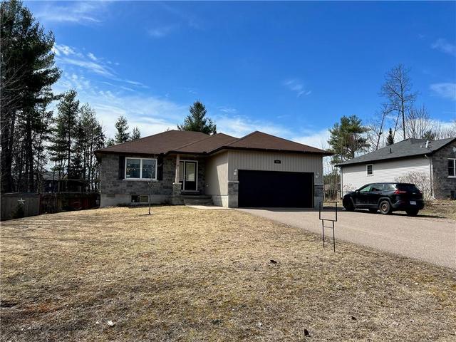 229 Oriole Crescent, House detached with 4 bedrooms, 3 bathrooms and 6 parking in Petawawa ON | Image 1