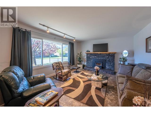 71 Granby Place, House detached with 4 bedrooms, 1 bathrooms and 4 parking in Penticton BC | Image 2