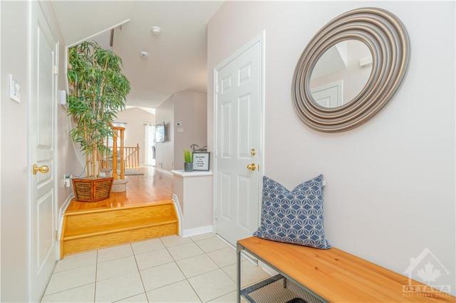 30 Gray Crescent, Townhouse with 3 bedrooms, 3 bathrooms and 3 parking in Ottawa ON | Image 2