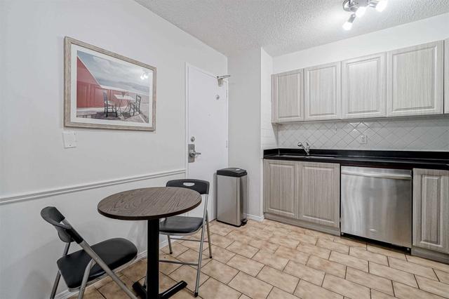 1004 - 20 Mississauga Valley Blvd, Condo with 3 bedrooms, 2 bathrooms and 1 parking in Mississauga ON | Image 3