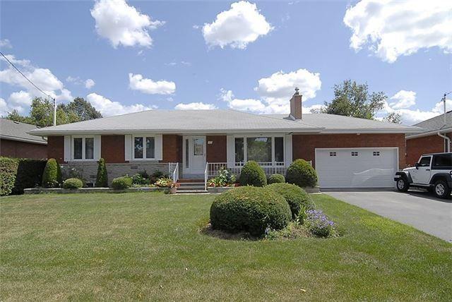 17 Farmcrest Dr, House detached with 3 bedrooms, 2 bathrooms and 8 parking in Toronto ON | Card Image