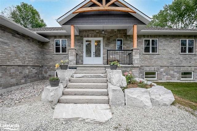 1561 Flos Eight Road W, House detached with 6 bedrooms, 3 bathrooms and 17 parking in Springwater ON | Image 2