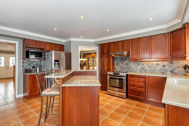 41 Selkirk Dr, House detached with 4 bedrooms, 4 bathrooms and 4 parking in Whitby ON | Image 5