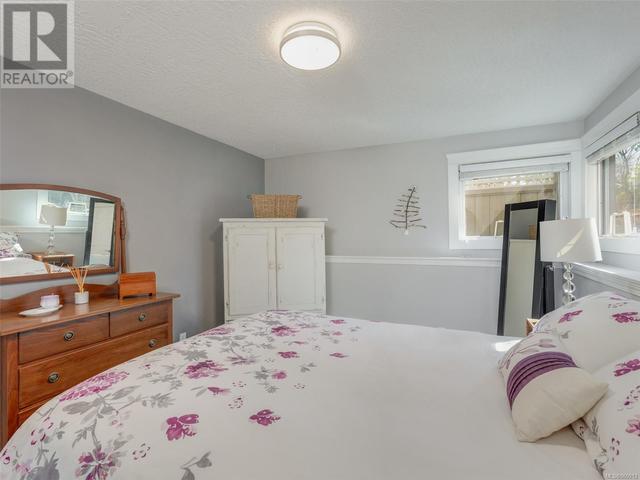 2719 Asquith St, House attached with 2 bedrooms, 1 bathrooms and 1 parking in Victoria BC | Image 14