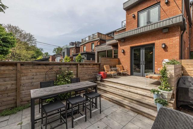 227 Crawford St, House semidetached with 3 bedrooms, 3 bathrooms and 1 parking in Toronto ON | Image 9