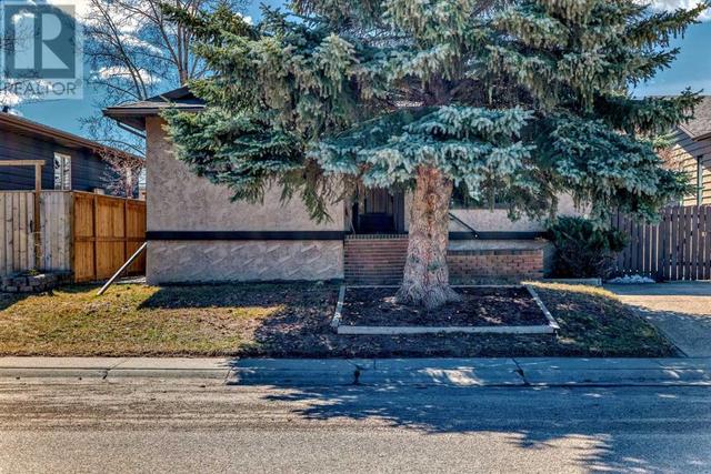 801 10 Avenue Se, House detached with 4 bedrooms, 2 bathrooms and 4 parking in High River AB | Image 2