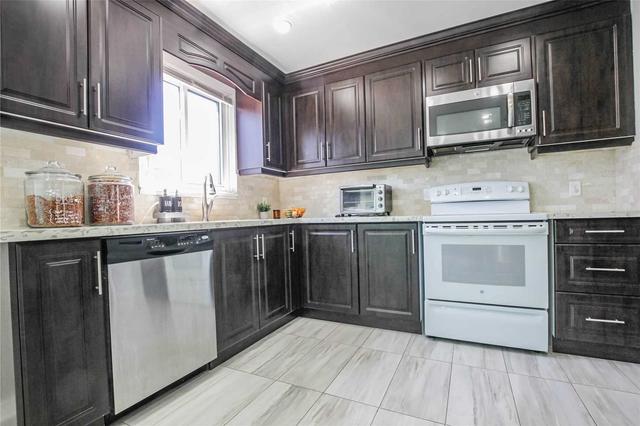99 Guildford Cres, Townhouse with 3 bedrooms, 2 bathrooms and 2 parking in Brampton ON | Image 17