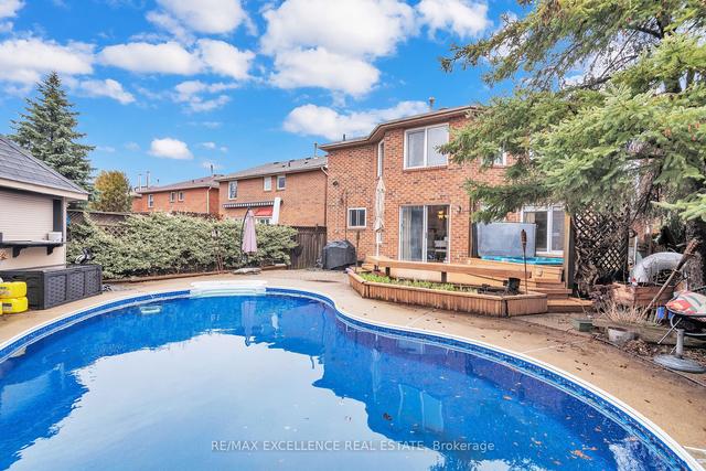 3913 Renfrew Cres, House detached with 4 bedrooms, 4 bathrooms and 6 parking in Mississauga ON | Image 33