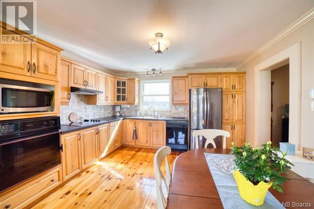 120 Notre Dame, House detached with 3 bedrooms, 1 bathrooms and null parking in Bathurst NB | Image 8