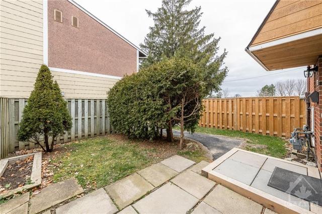 170 Salter Crescent, Townhouse with 3 bedrooms, 2 bathrooms and 1 parking in Ottawa ON | Image 4