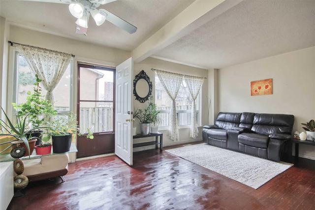 176 Fleetwood Cres, Townhouse with 3 bedrooms, 2 bathrooms and 1 parking in Brampton ON | Image 8
