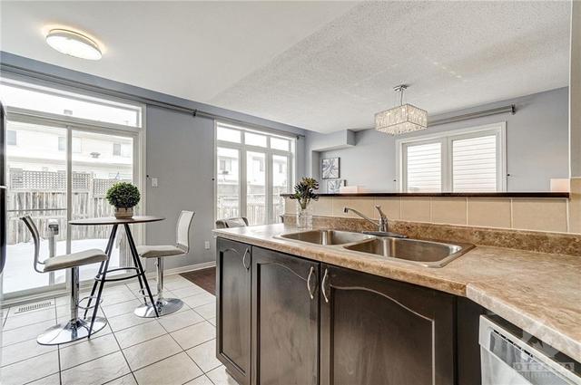407 Dusk Private, Townhouse with 3 bedrooms, 3 bathrooms and 4 parking in Ottawa ON | Image 12