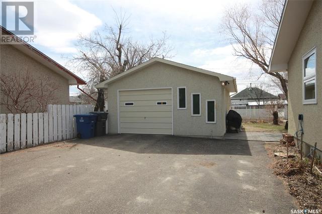 221 31st Street, House detached with 3 bedrooms, 2 bathrooms and null parking in Battleford SK | Image 2