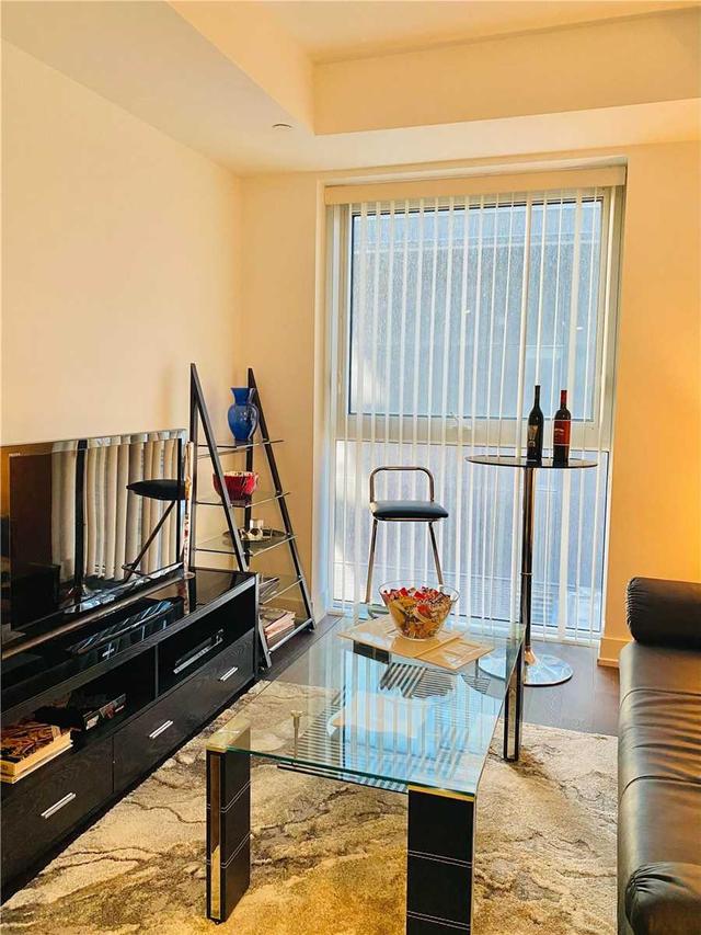 519 - 7 Grenville St, Condo with 1 bedrooms, 2 bathrooms and 0 parking in Toronto ON | Image 2