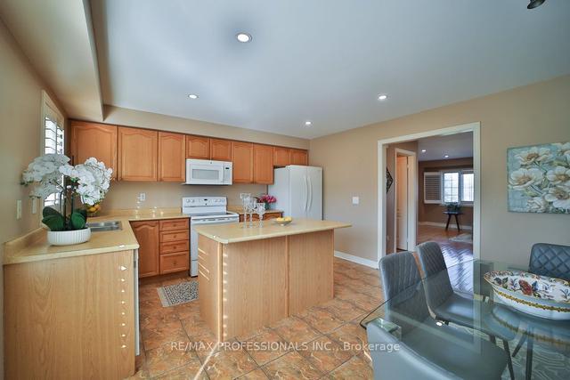 3319 Southwick St, House attached with 3 bedrooms, 3 bathrooms and 3 parking in Mississauga ON | Image 15