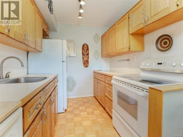 44 - 477 Lampson St, Condo with 3 bedrooms, 1 bathrooms and 1 parking in Esquimalt BC | Image 6