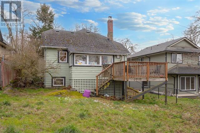 988 Cloverdale Ave, House detached with 3 bedrooms, 1 bathrooms and 2 parking in Saanich BC | Image 22