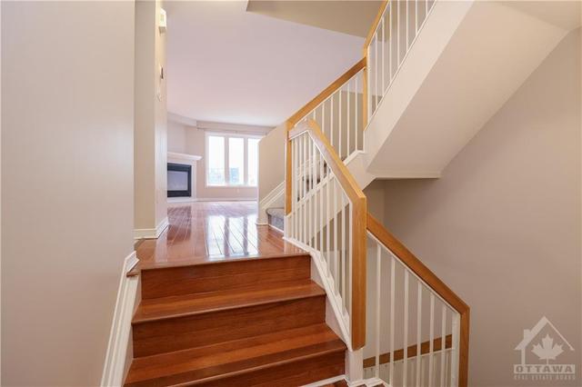 528 Woodchase Street, Townhouse with 3 bedrooms, 3 bathrooms and 3 parking in Ottawa ON | Image 3