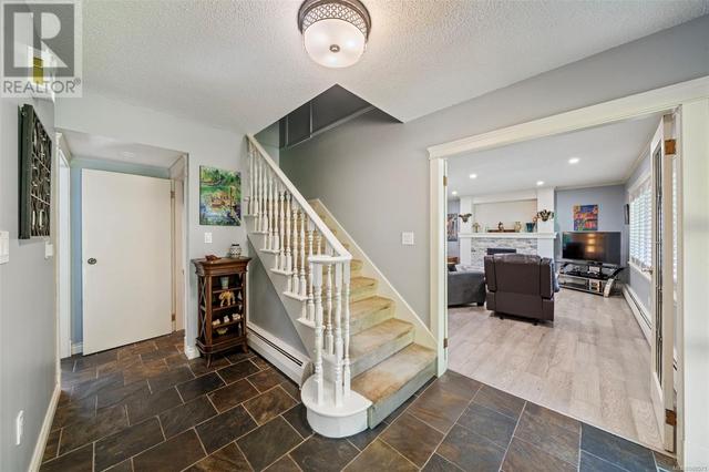 763 Helvetia Cres, House detached with 4 bedrooms, 3 bathrooms and 4 parking in Saanich BC | Image 3