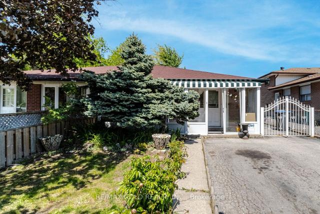 124 Clarence St N, House semidetached with 3 bedrooms, 3 bathrooms and 4 parking in Brampton ON | Image 1