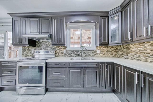 7573 Catalpa Rd, House semidetached with 4 bedrooms, 3 bathrooms and 5 parking in Mississauga ON | Image 2