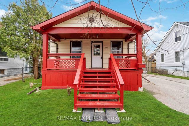 247 Cobden St, House detached with 3 bedrooms, 2 bathrooms and 4 parking in Sarnia ON | Image 1