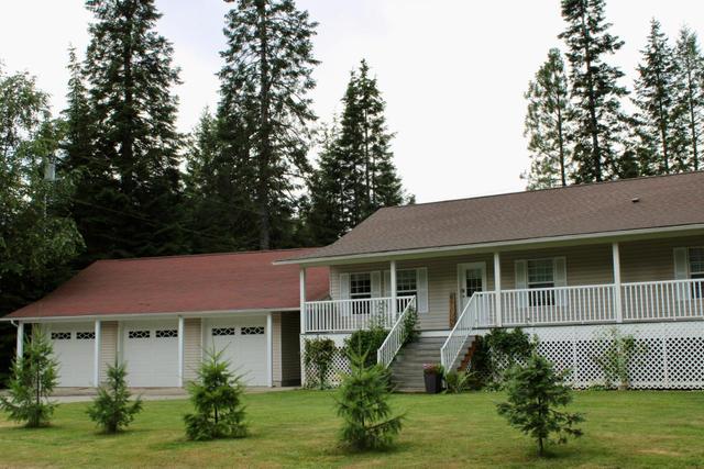 2863 Sentinel Road, House detached with 6 bedrooms, 3 bathrooms and null parking in Central Kootenay H BC | Card Image