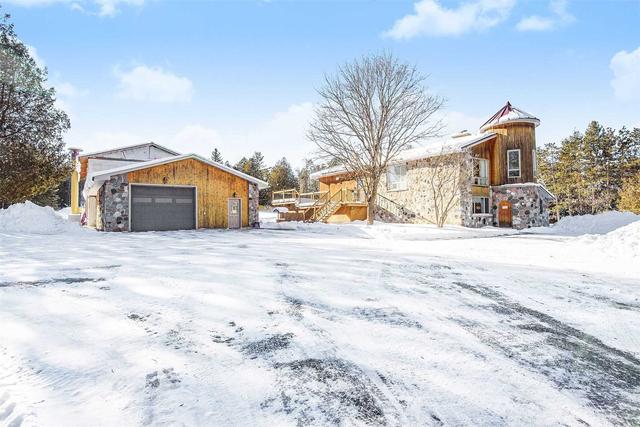 5737 511 Hwy Rd, House detached with 2 bedrooms, 2 bathrooms and 28 parking in Lanark Highlands ON | Image 1