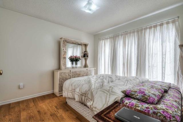 2194 St. Clair Ave W, House semidetached with 3 bedrooms, 4 bathrooms and 2 parking in Toronto ON | Image 11