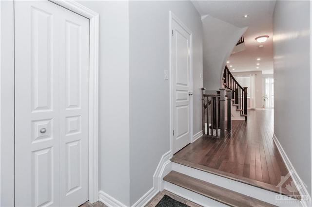 818 Fletcher Circle, Townhouse with 3 bedrooms, 4 bathrooms and 3 parking in Ottawa ON | Image 4