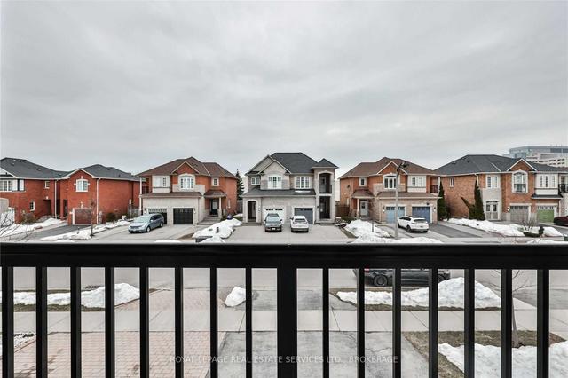 2307 Newcastle Cres, House semidetached with 1 bedrooms, 2 bathrooms and 4 parking in Oakville ON | Image 2