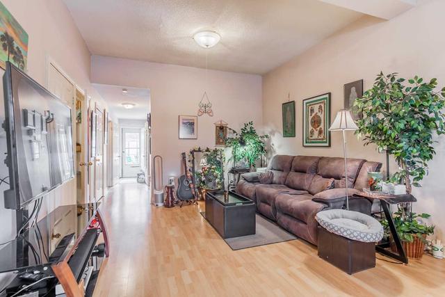 208 Bay St N, House semidetached with 3 bedrooms, 1 bathrooms and 0 parking in Hamilton ON | Image 2