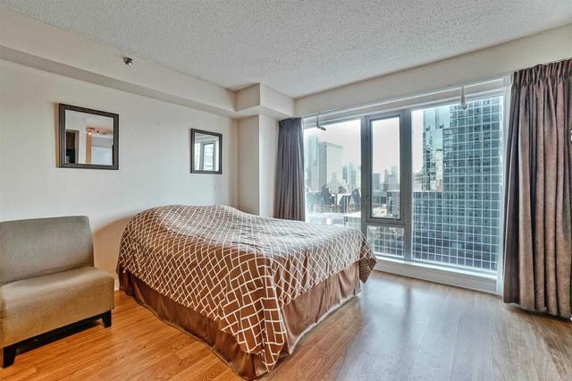 1606 - 200 Victoria St, Condo with 3 bedrooms, 1 bathrooms and 0 parking in Toronto ON | Image 2