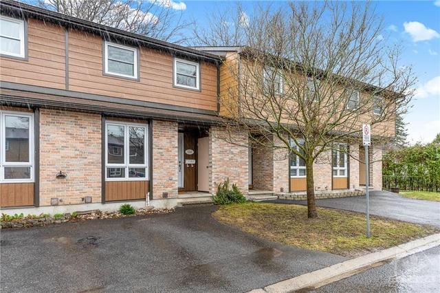 6244 Castille Court, Townhouse with 3 bedrooms, 2 bathrooms and 1 parking in Ottawa ON | Image 2