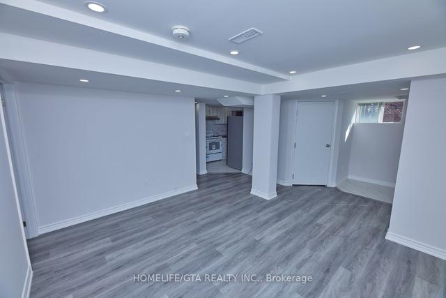 122 Ravenscroft(Basement Rd, House detached with 2 bedrooms, 1 bathrooms and 1 parking in Ajax ON | Image 3