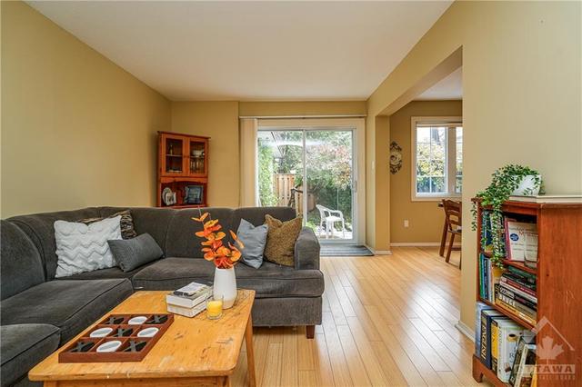 343 Kintyre Private, Townhouse with 3 bedrooms, 1 bathrooms and 1 parking in Ottawa ON | Image 4