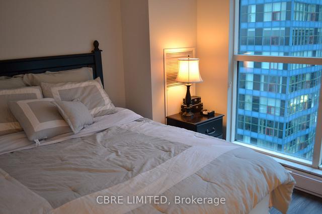 2402 - 99 Harbour Sq, Condo with 2 bedrooms, 2 bathrooms and 0 parking in Toronto ON | Image 10