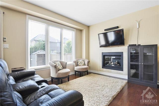 328 Gracewood Crescent, Home with 3 bedrooms, 3 bathrooms and 3 parking in Ottawa ON | Image 11