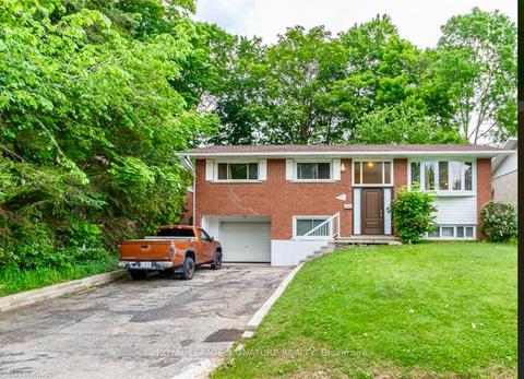 194 Cedarbrae Ave, House detached with 3 bedrooms, 1 bathrooms and 4 parking in Waterloo ON | Card Image