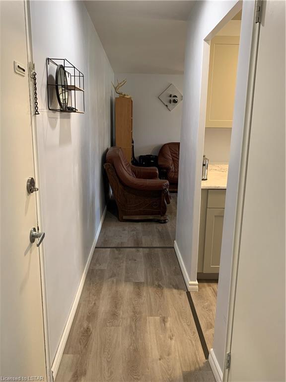 Hallway with laminate floors | Image 2