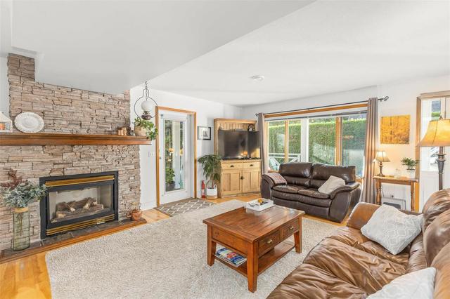 7372 Fintry Delta Road, House detached with 3 bedrooms, 1 bathrooms and 5 parking in Central Okanagan West BC | Card Image