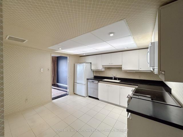 1110 - 65 Harbour Sq, Condo with 3 bedrooms, 3 bathrooms and 1 parking in Toronto ON | Image 5