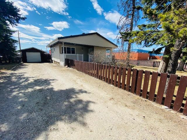 156 Sunwapta Drive, House detached with 2 bedrooms, 1 bathrooms and 6 parking in Hinton AB | Image 2